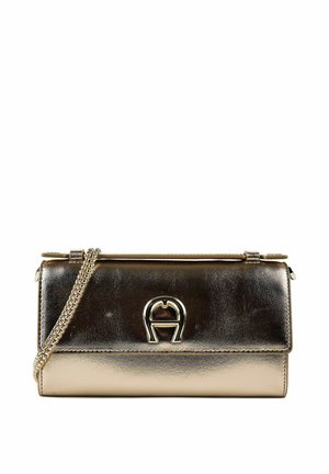 Glänzende metallische goldfarbene rechteckige Clutch mit Klappe, goldener Kettenriemen und goldener dekorativer Verschluss auf weißem Hintergrund.