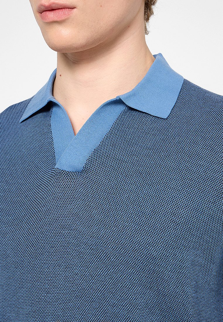 Blaues Strick-Polohemd mit einem strukturierten Muster, das einen kontrastierenden hellblauen Kragen und einen V-förmigen Ausschnitt aufweist.