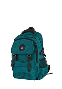 Mochila en color verde azulado, fabricada con un material duradero, cuenta con un bolsillo frontal con tapa, bolsillos laterales de malla y un logotipo de la marca en la parte frontal. Incluye correas ajustables.