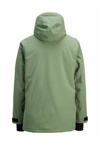 Grüne wasserfeste Jacke mit Kapuze, matte Oberfläche, schwarze Ärmelakzente und verstellbare Manschetten. Schlichtes Design, keine Muster.
