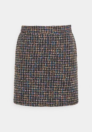 Jupe mini en tissu tissé de couleurs sombres, avec un motif texturé de fils entrelacés en violet, bleu et marron sur un fond noir.