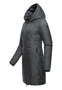 Grå isolerad parkas med huva, som har en hel dragkedja fram, sidofickor och ett logopatch på ärmen. Slät textur och stilren design.