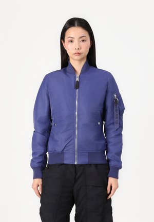 Giacca bomber viola con zip frontale, polsini a coste e tasche laterali. Presenta una tasca con zip sulla manica sinistra e una texture liscia.