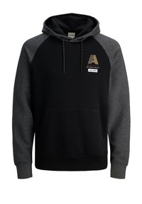 Felpa nera con maniche raglan grigie, cappuccio con lacci, tasca frontale e stampa grafica dorata con la lettera "A" e branding testuale.