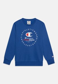 Sudadera azul de tejido suave, presenta un logo circular en blanco y rojo. Incluye mangas largas y un cuello y puños de canalé.