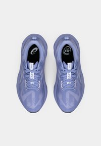 Lys lilla treningssko med mesh-overdel, sikksakkmønster, flate snørebånd og polstrede såler. Har logo og størrelsesmerker inni.