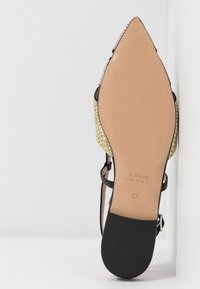 Semelle de sandale femme à bout pointu en cuir caramel avec embout de talon noir, côtés imprimé serpent et bride, taille indiquée 37, fabriquée en Italie.