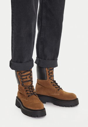 - Botki na platformie