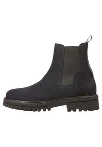 Bottines en daim bleu marine foncé avec panneaux élastiques sur les côtés, un dos texturé et une semelle en caoutchouc noir robuste. Présente des accents cousus et une poignée pour le tirage.
