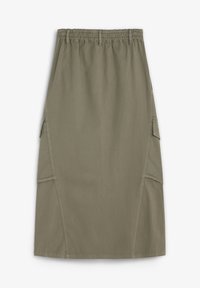 Falda cargo verde olivo con cinturilla elástica, bolsillos laterales y corte recto. Fabricada con tela duradera y de textura suave.