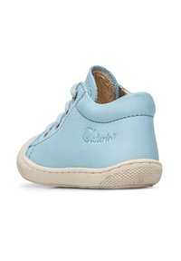 Scarpa per bambino in pelle blu con punta tonda e dettagli cuciti, dotata di suola in gomma beige e finitura testurizzata sul tallone.