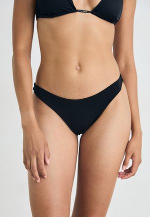 Schwarzes Bikini-Oberteil mit einem Dreieck-Design, das einen gebrandeten Trageriemen aufweist. Die Unterteile sind low-rise mit einer gerippten Textur und minimaler Bedeckung.