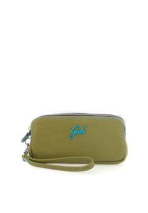 Portapolso verde oliva con logo "Gabs" blu, cuciture bianche, chiusura con zip e cinturino abbinato su sfondo bianco.