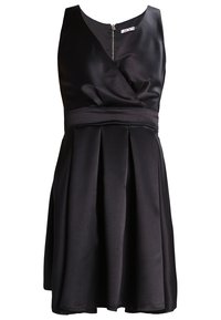 Robe noire en satin sans manches avec col en V, taille cintrée, jupe plissée et fermeture éclair au dos.