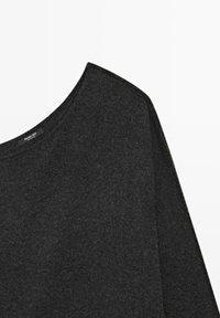Dunkelgrauer, weicher Strickpullover mit weitem Ausschnitt und langen Ärmeln. Die Textur wirkt glatt mit minimalen Nähdetails.