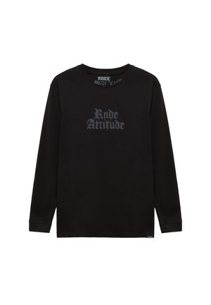 Camiseta negra de manga larga con cuello redondo, con texto gótico gris "Rude Attitude" en el frente y "INSIDE West Crew" en el cuello.
