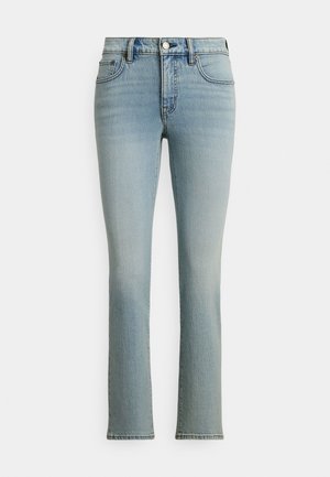 Calças de ganga azul claro com cintura ajustada, pernas direitas, desbotamento subtil, design clássico de cinco bolsos, fecho com botão metálico e costuras contrastantes.