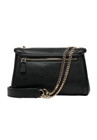Borsa a mano nera rettangolare con superficie texturizzata, catena e tracolla in tono oro, dettaglio con tasca con zip e forma strutturata.