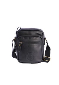 Bolso cruzado de cuero negro con acabado texturizado, que cuenta con un compartimento principal con cremallera, un bolsillo frontal y un parche circular con el logo. Correa ajustable.