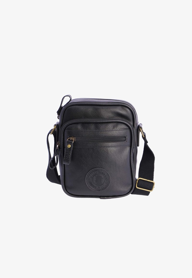Bolso cruzado de cuero negro con acabado texturizado, que cuenta con un compartimento principal con cremallera, un bolsillo frontal y un parche circular con el logo. Correa ajustable.