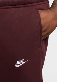 Nike Sportswear CLUB JGGR - Pantalones deportivos - burgundy crush burgundy crush white