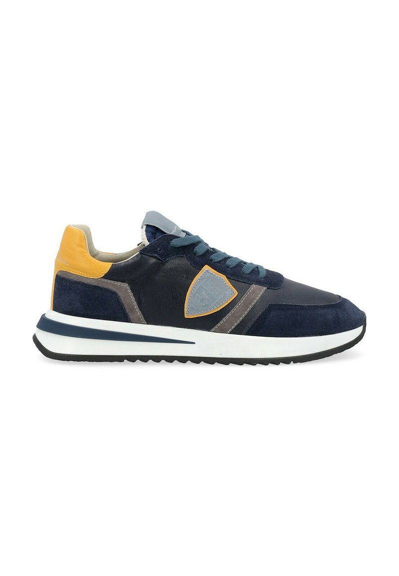 Sneaker da uomo in pelle scamosciata e pelle blu navy, con dettagli grigi e gialli. Presenta un colletto imbottito, suola in gomma e un logo distintivo sui lati.