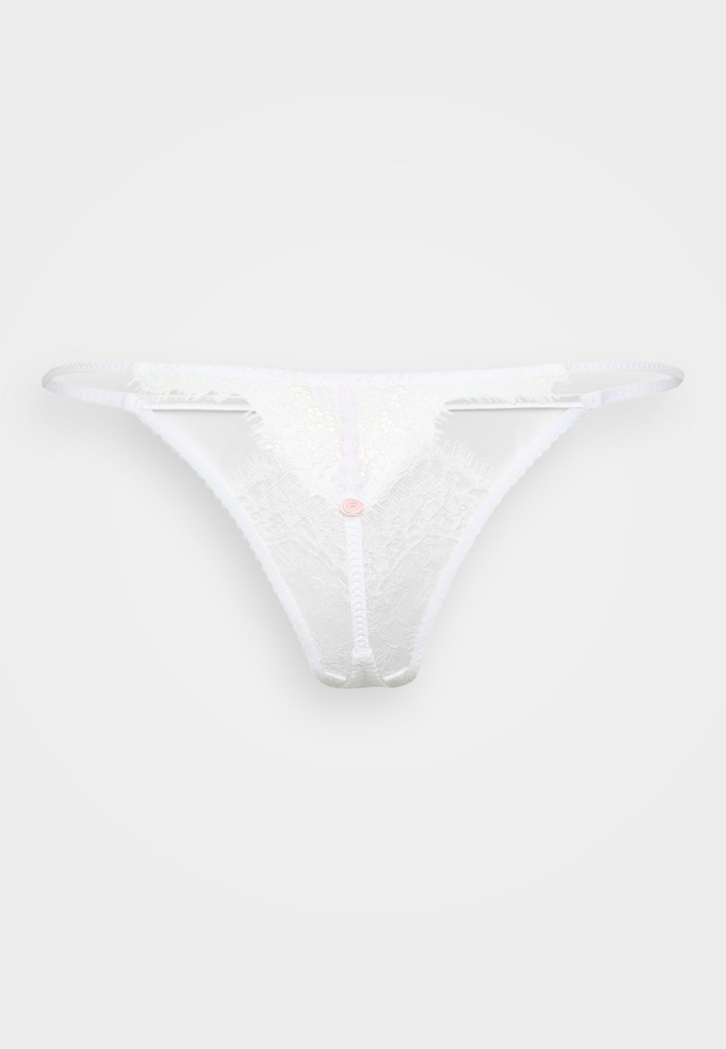 Vit spets-tanga med ett blommönster, tunna sidband och en liten rosa dekorativ knapp i mitten. Transparent tygstruktur.