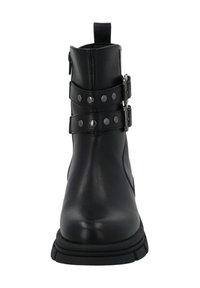 Botas de tobillo negras hechas de cuero sintético con dos correas con hebillas que presentan tachuelas plateadas, puntera redonda y suela acolchada.