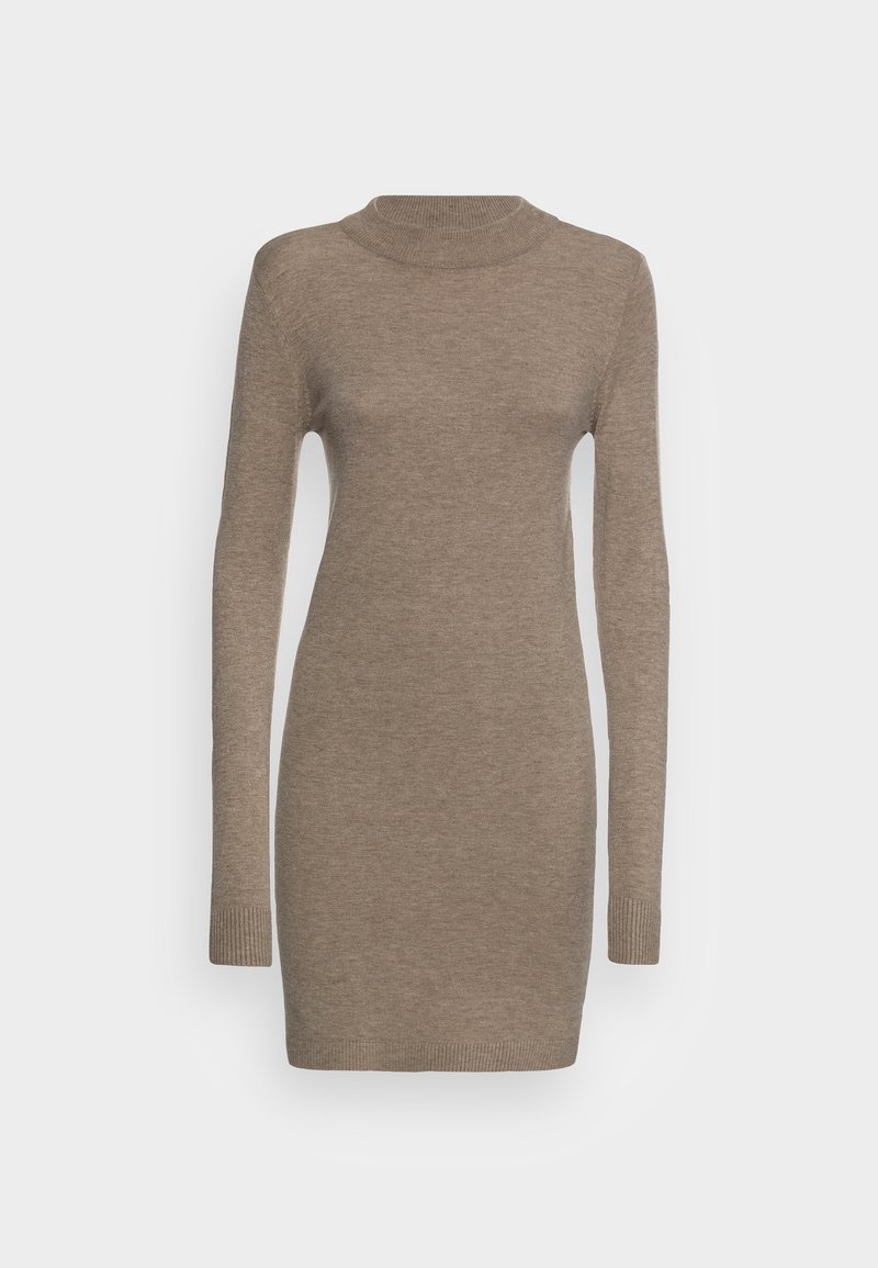 Robe-pull tricotée taupe, manches longues, longueur genou, avec col montant côtelé, poignets et ourlet, sur fond blanc.