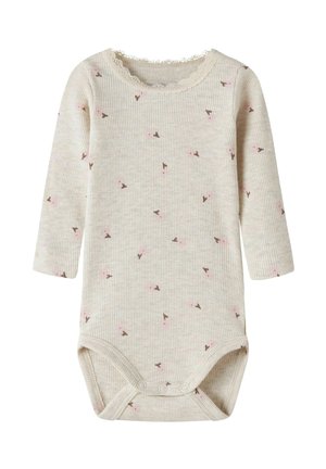 Roomkleurige geribde babybody met lange mouwen, kleine roze en bruine bloemenprint, kanten rand rond de ronde hals en drukknoopsluiting onderaan.
