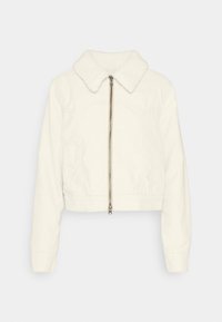 Avklippt vit jacka med shearling-krage, med en framsida med dragkedja och långa ärmar; tillverkad av ett mjukt, texturerat tyg.