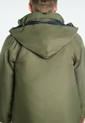 Parka verde măsliniu cu glugă, având o textură netedă și un căptușel negru. Include umeri structurați și detalii minime.