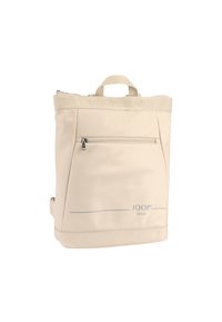 Zaino in nylon beige con tasca frontale con zip, maniglia superiore e spallacci; presenta logo impresso e design pulito e minimalista.