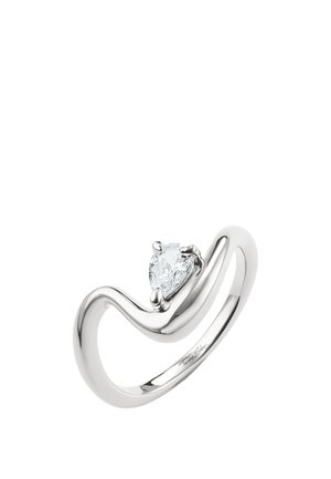 Silberner Ring mit einem wellenförmigen Band und einem herzförmigen, klaren Edelstein in der Mitte, im Inneren des Rings mit Thomas Sabo signiert.