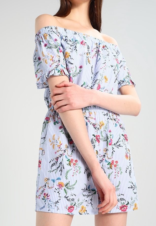 Šaty s květinovým vzorem bez ramínek, modro-bílé pruhované, s krátkými rukávy, přiléhavým pasem a živými květinovými motivy.