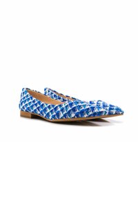 Bailarinas de punta afilada en patrón geométrico azul y blanco, parte superior de tejido texturizado, pequeño tacón de madera y diseño minimalista.