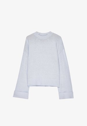 Suéter de punto gris claro con mangas largas y ligeramente acampanadas, y con puños, dobladillo y escote redondo de canalé.