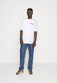 New Era GRAPHIC TEE - Camiseta estampada - white