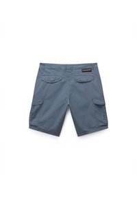 Pantalones cortos de carga grises, hechos de una tela ligera, con dos bolsillos traseros y un bolsillo lateral tipo cargo, presentan un dobladillo cosido y una etiqueta de la marca.