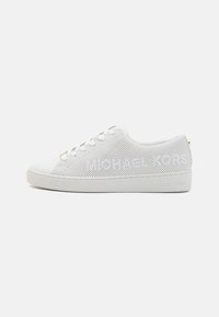 Hvide perforerede sneakers med en glat læderfinish, der har tonale branding på siderne og en flad gummisål. Guldaccent på bagsiden.