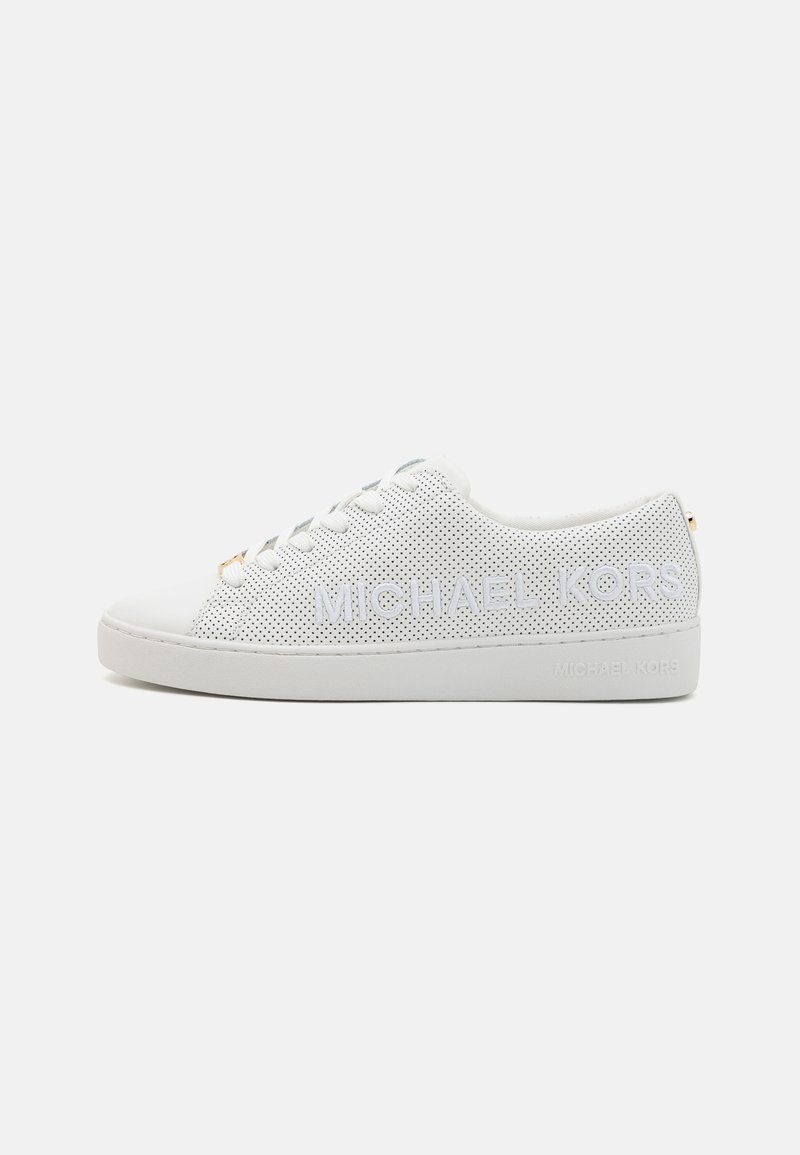 Hvide perforerede sneakers med en glat læderfinish, der har tonale branding på siderne og en flad gummisål. Guldaccent på bagsiden.