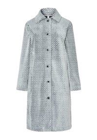 Abrigo largo de color gris claro con un patrón de espiga, cierre de botones, cuello puntiagudo y dos bolsillos frontales. Fabricado en una tela suave.