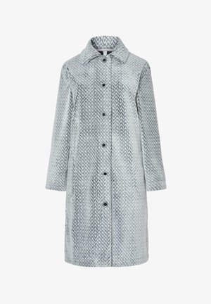Abrigo largo de color gris claro con un patrón de espiga, cierre de botones, cuello puntiagudo y dos bolsillos frontales. Fabricado en una tela suave.