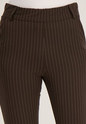 Bruine broek met dunne verticale witte krijtstrepen, voorzien van lussen voor een riem en een centrale naden aan de voorkant.