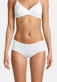Bralette bianco in cotone con spalline sottili e design senza cuciture, abbinato a mutandine bianche in stile bikini, entrambe con una texture liscia.