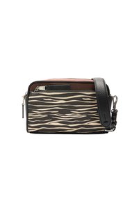Torebka w paski zebry z beżowo-czarnym wzorem, gładka skóra, prostokątny kształt, górny zamek błyskawiczny, regulowany czarny pasek, małe srebrne elementy metalowe.