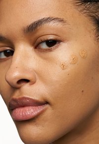 KIKO Milano NOTHING MATTE-R MATTIFYING FOUNDATION - Base de maquillaje - 5.5 gold