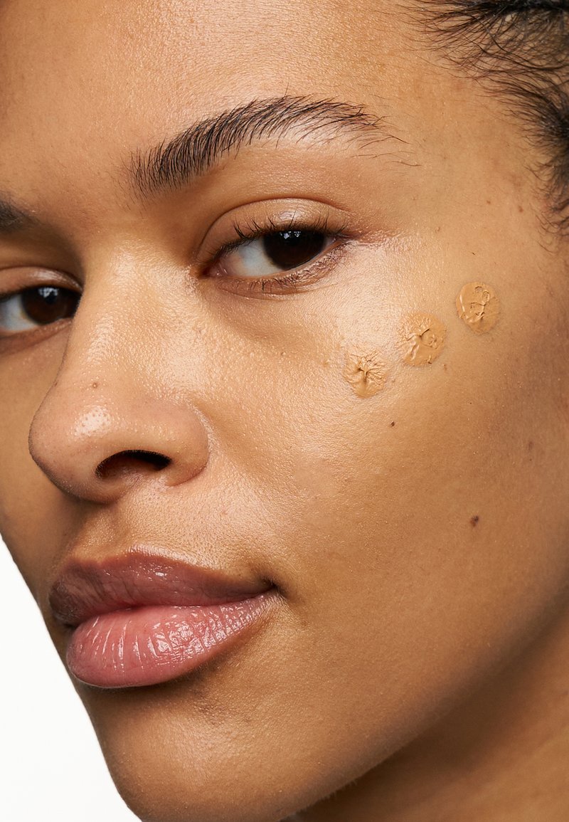 KIKO Milano NOTHING MATTE-R MATTIFYING FOUNDATION - Base de maquillaje - 5.5 gold