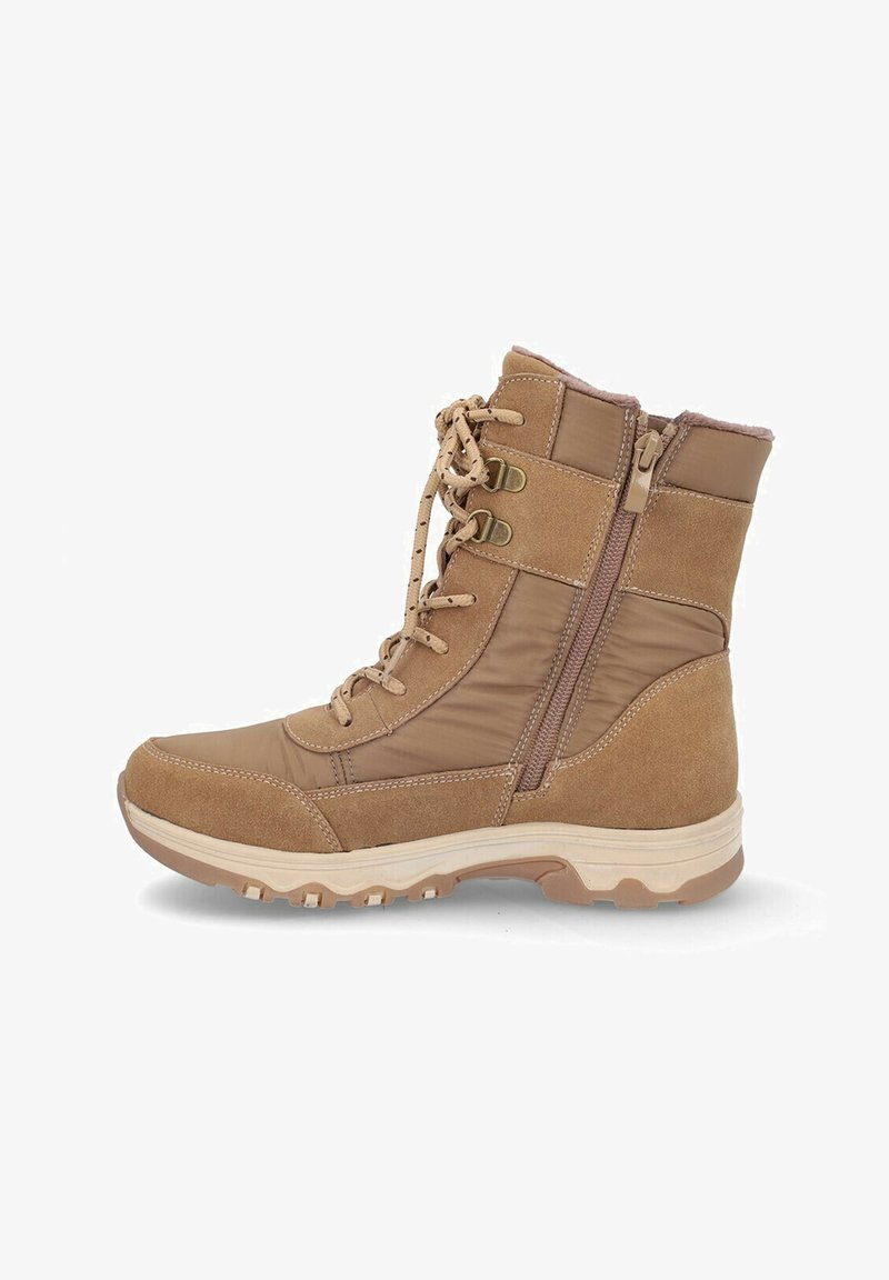 Botines tobilleros de color marrón claro con un upper de ante texturizado y tejido, cierre de cordones en la parte delantera, cremallera lateral y una suela de goma gruesa. Acentos de hardware ajustable.