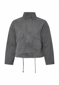 Chaqueta gris corta confeccionada en una tela resistente, con un cuello alto, dos bolsillos frontales y un cordón ajustable en el dobladillo.